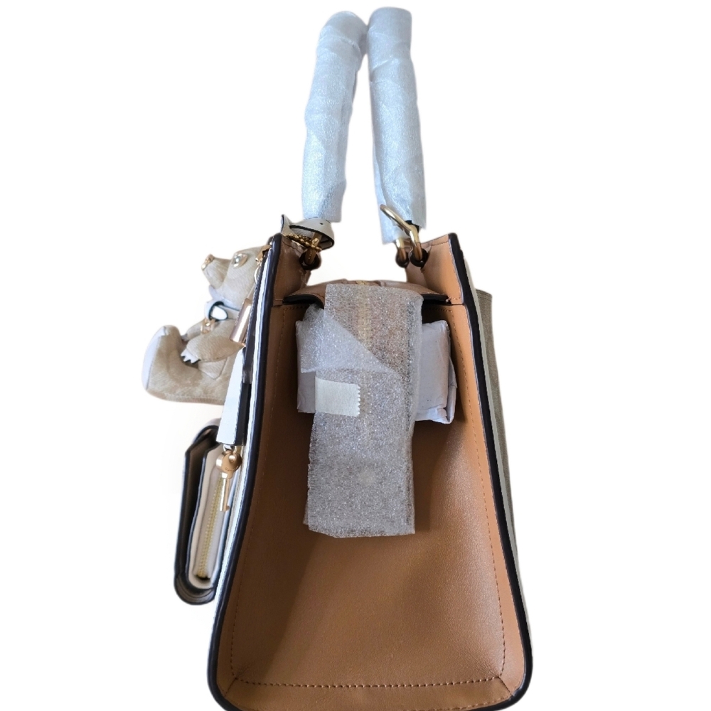 COACH SET 𧸠Zoe ~ Wallet & Bear Charm In Light Khaki / Chalk / Gold / Suede - Picture 3 of 13